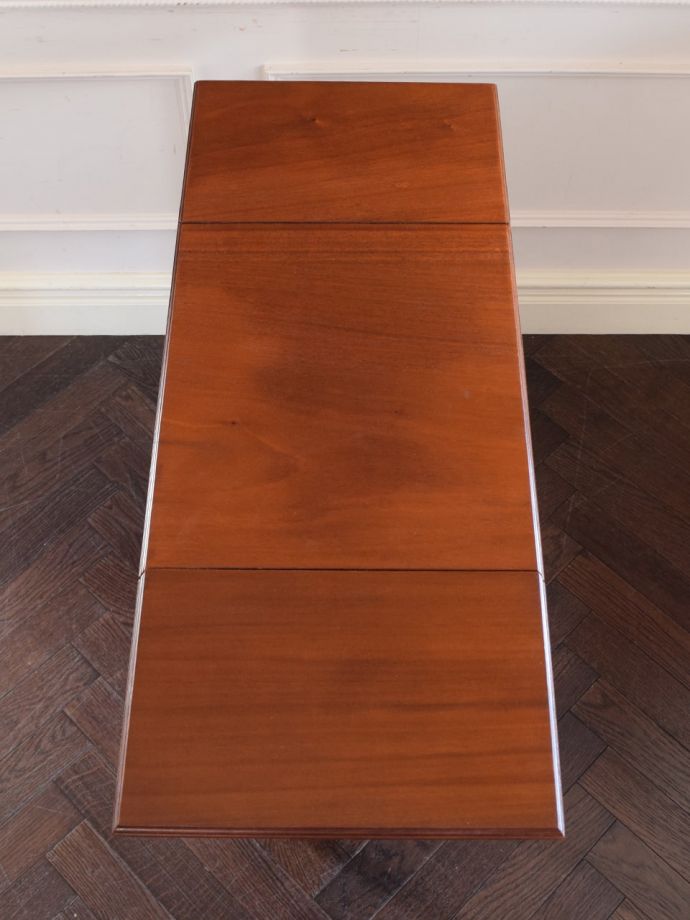 天板を広げた折り畳みキャビネット