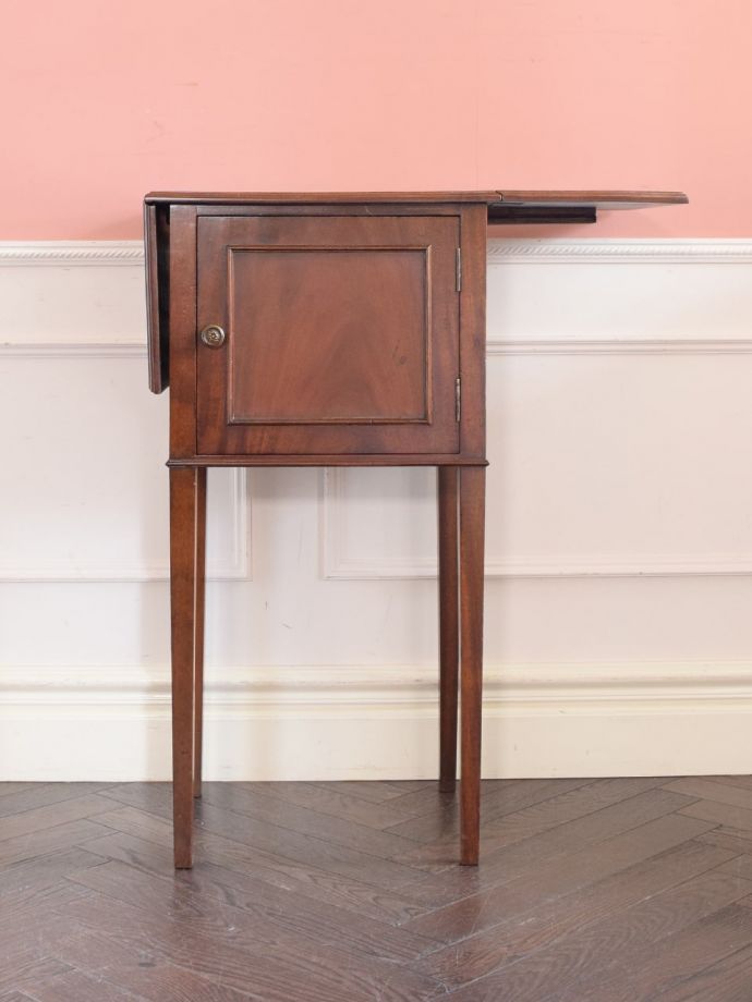 伸長式天板を片方開くと