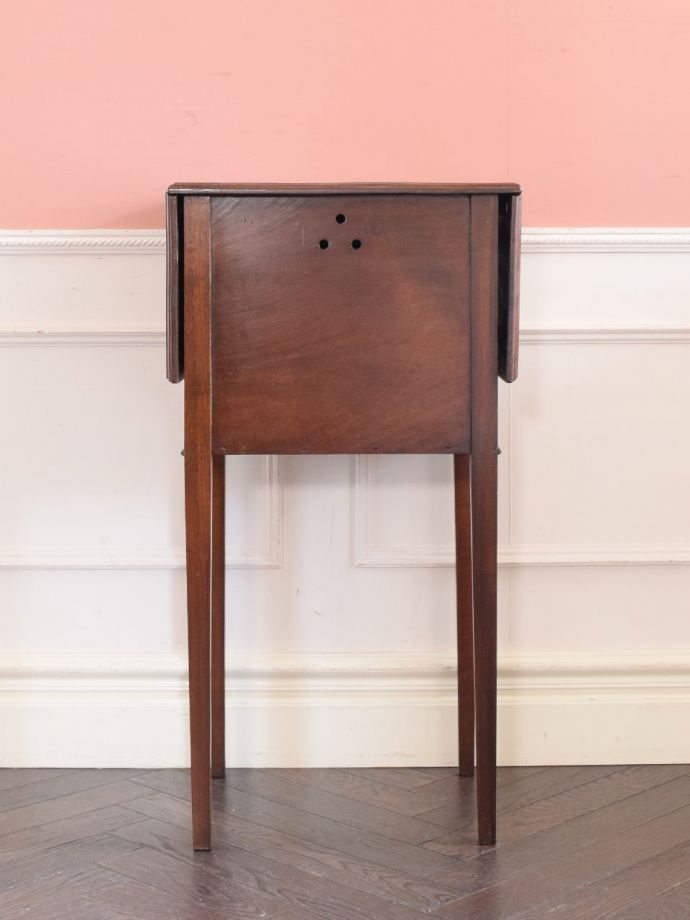 サイドキャビネットの後ろ姿