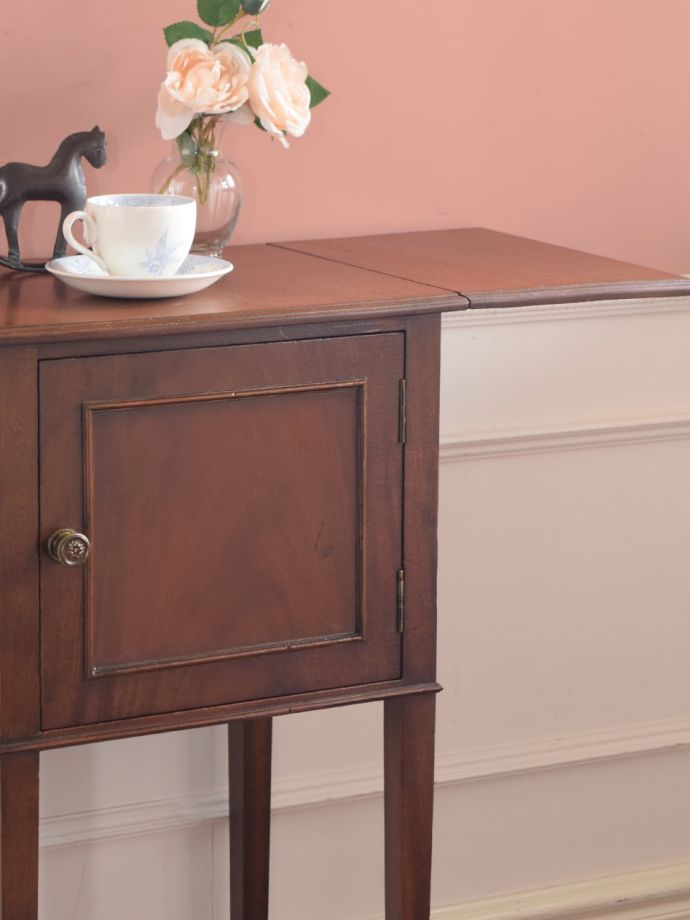 アンティーク家具らしい美しい杢目