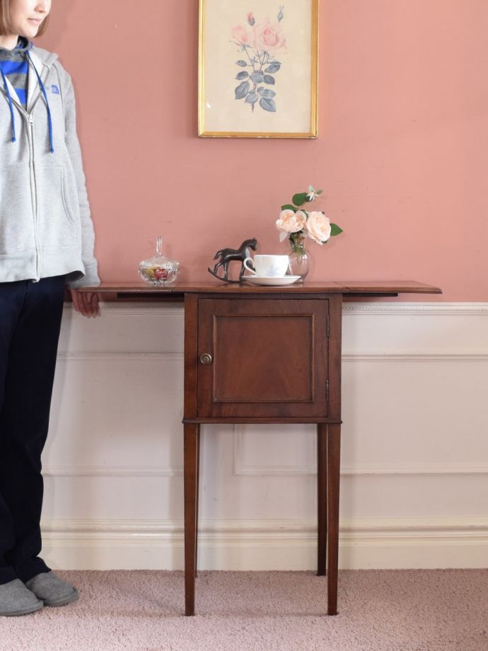 アンティークのサイドキャビネット