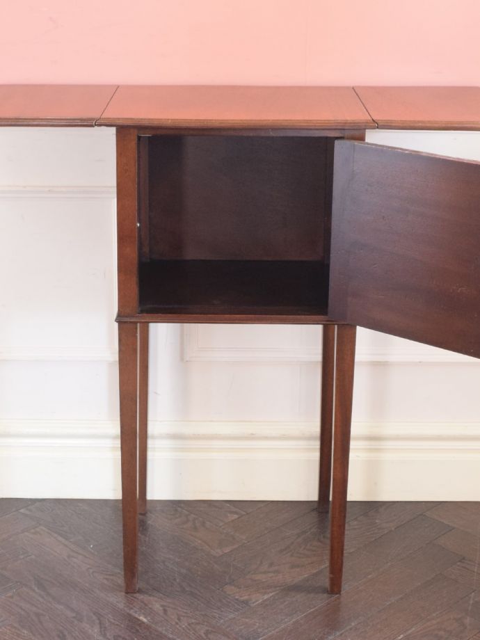 サイドキャビネットの扉の中