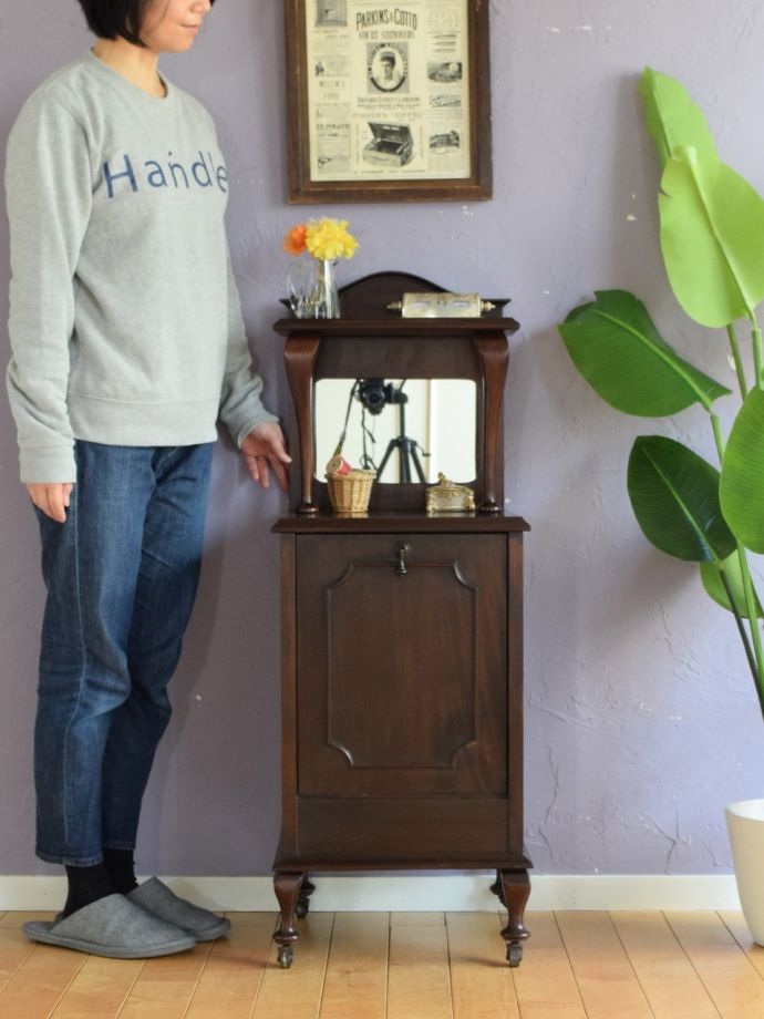 アンティークのサイドキャビネット