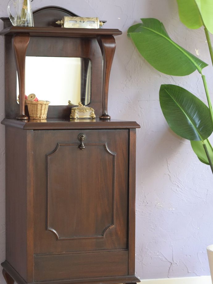 アンティーク家具らしい美しい杢目