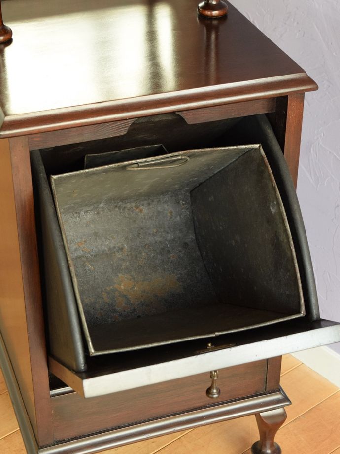 サイドキャビネットの扉の中