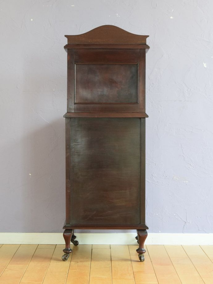 サイドキャビネットの後ろ姿