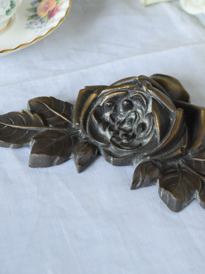 アンティークのバラモチーフのオブジェ