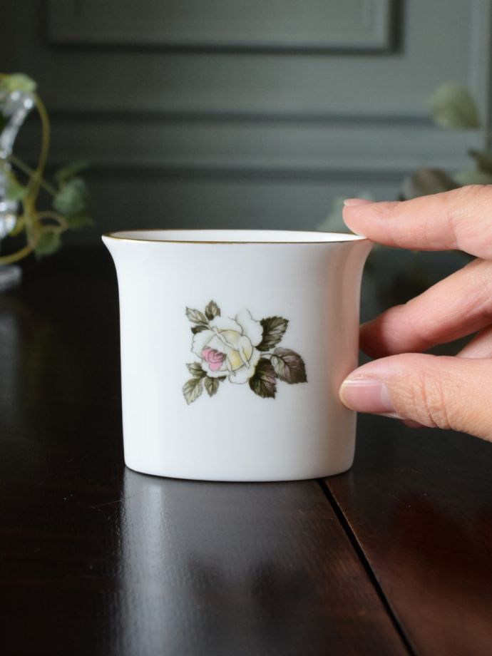 陶磁器のフラワーベース