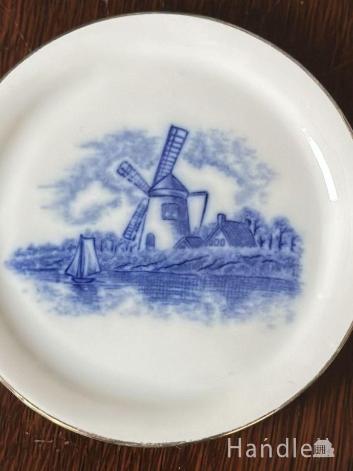 小さな陶磁器のティーセット