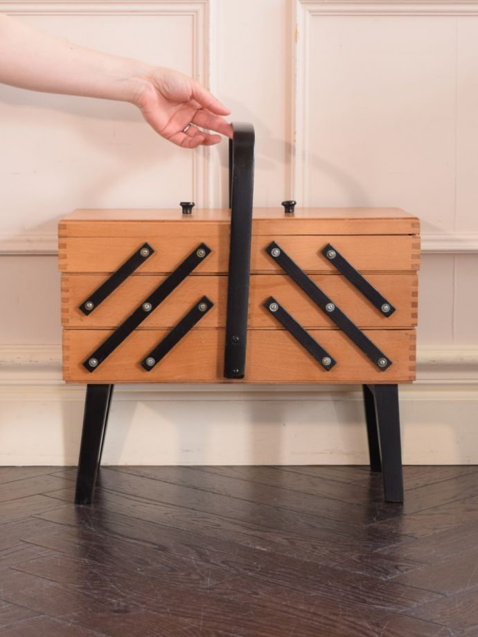 アンティークのソーイングボックス