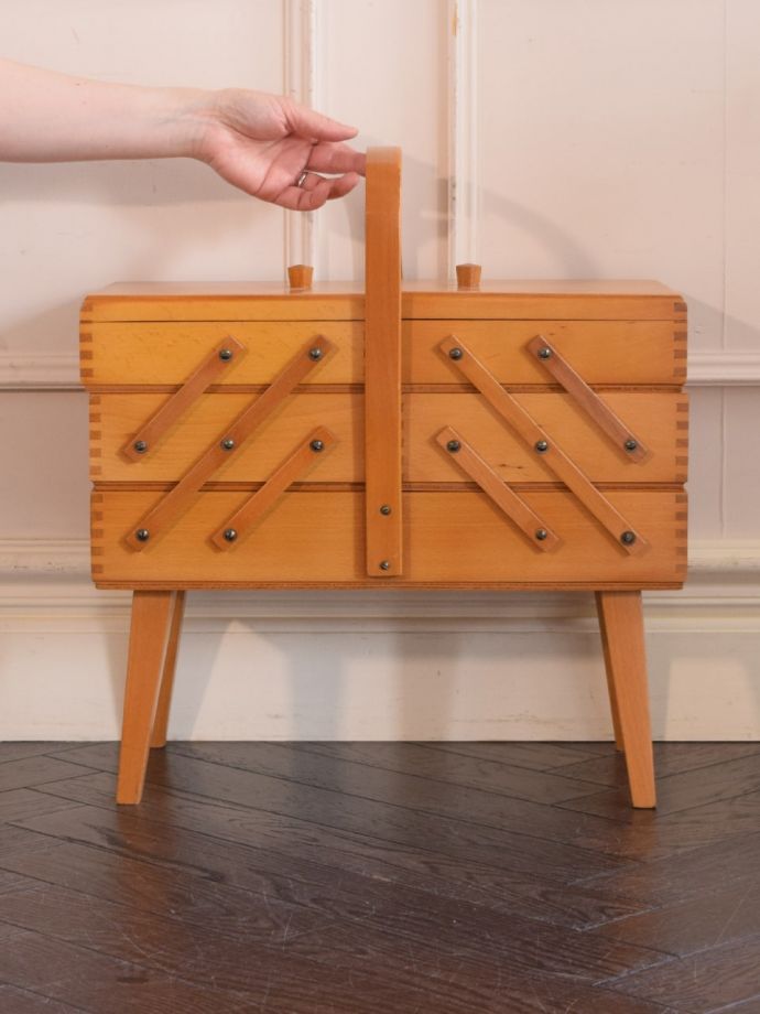 アンティークのソーイングボックス