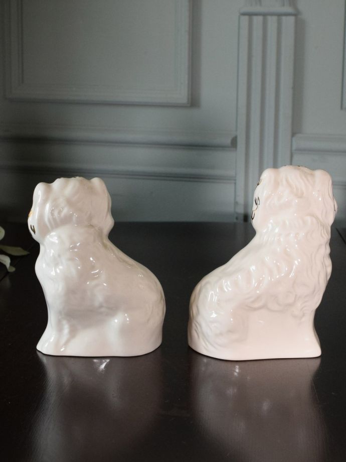 英国BESWICK窯のアンティークの陶磁器、真っ白なスタッフォードシャー