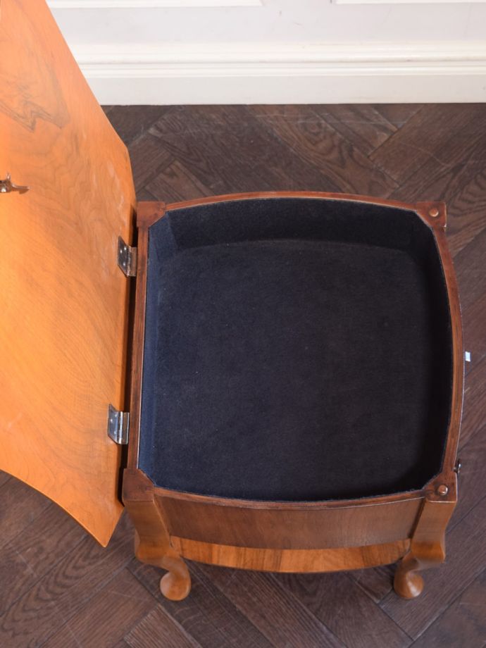 天板の下は小物入れになっています