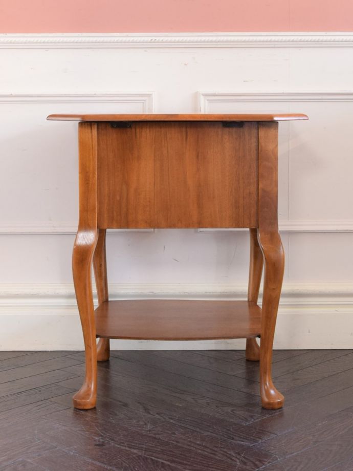 アンティーク家具の後ろ姿