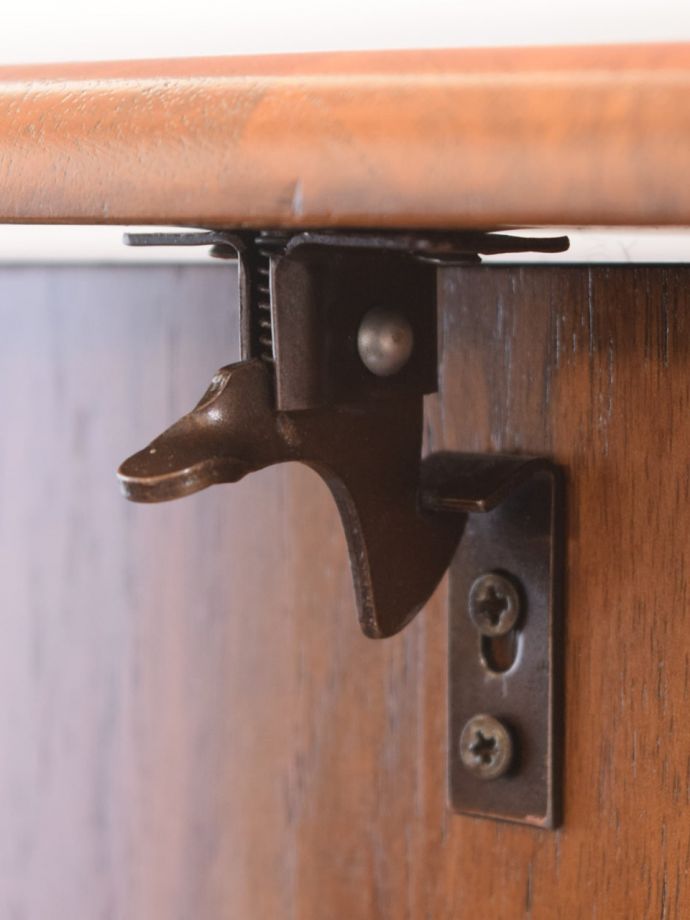 天板を開くつまみ