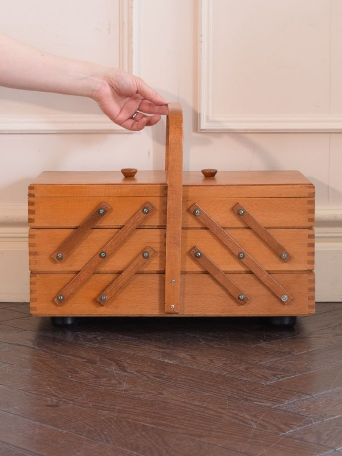 アンティークのソーイングボックス