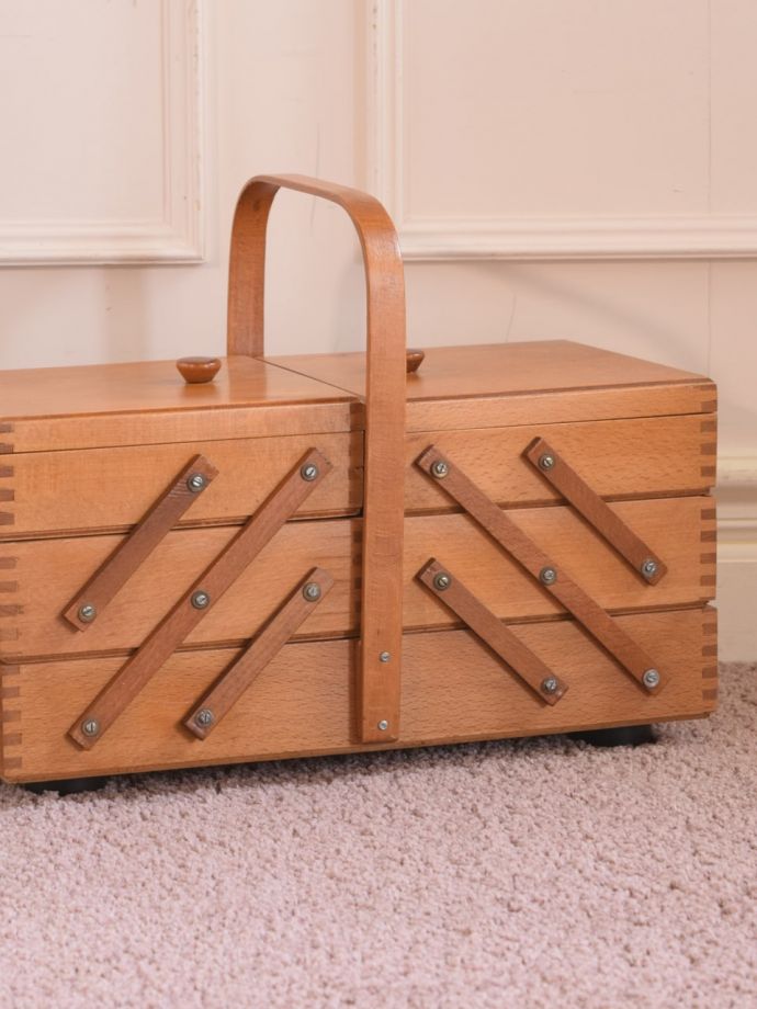 イギリスのおしゃれなソーイングボックス、持ち運び出来るアンティーク