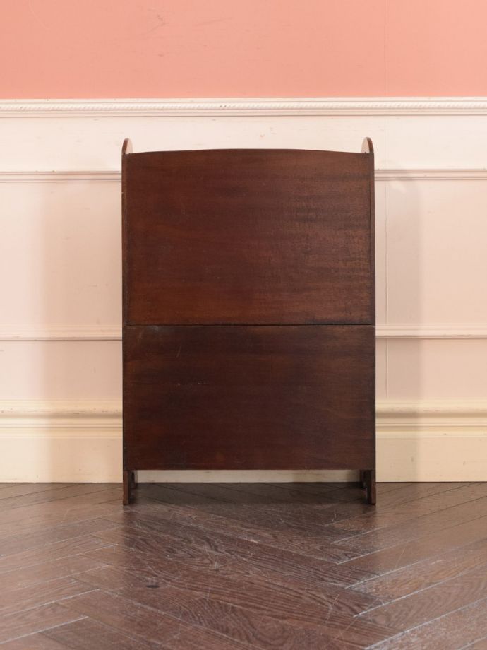 マガジンラックの後ろ姿