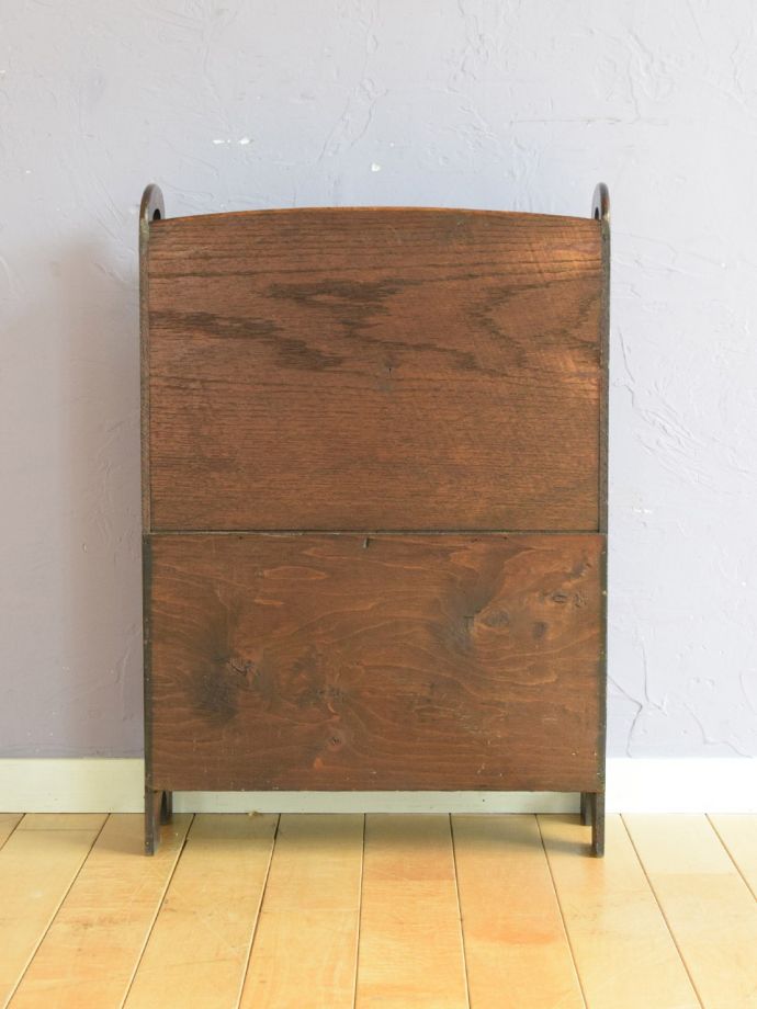 マガジンラックの後ろ姿