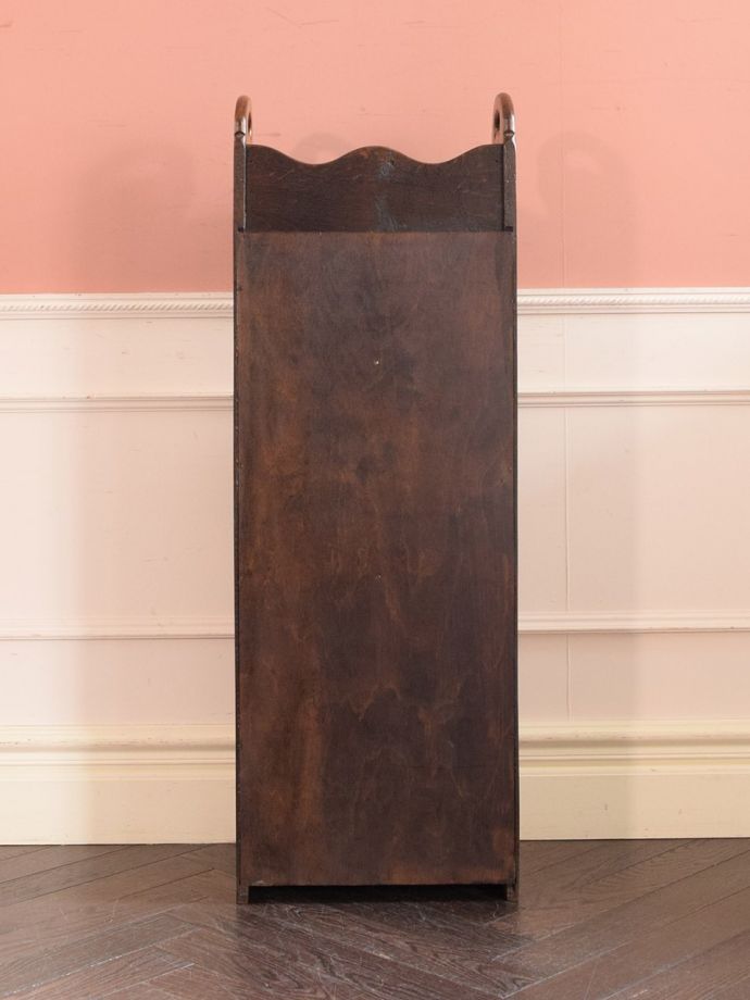 マガジンラックの後ろ姿