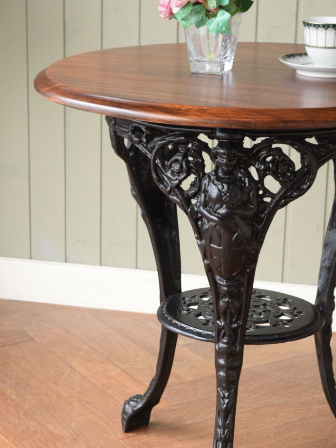 英国のアンティーク家具らしいデザイン