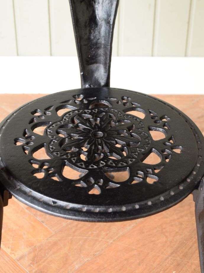 英国アンティーク家具らしい装飾