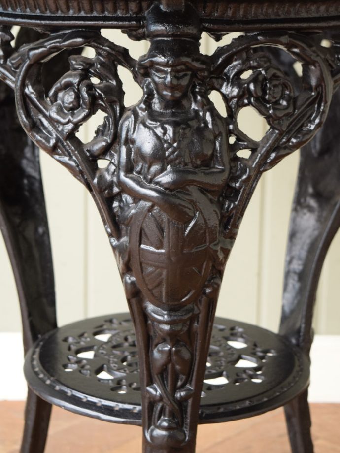 アンティークテーブルの装飾