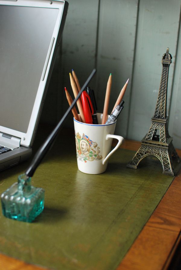 アンティーク 陶磁器の雑貨　アンティーク雑貨　1935年代のコロネーションカップ。アンティークのコロネーションマグはペン立てとして・・・この商品を使ったスタイリングはこちらです。(m-785-z)