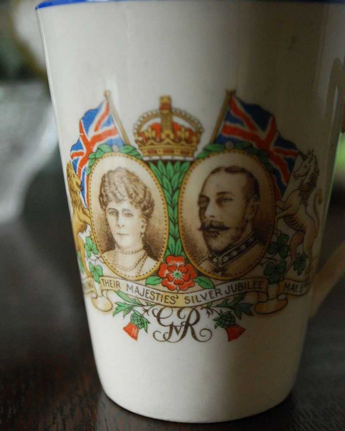 アンティーク 陶磁器の雑貨 アンティーク雑貨 1935年代のコロネーションカップ。ジョージ5世の即位25周年のシルバージュビリーを祝って作られたメモリアルグッズです。(m-785-z)