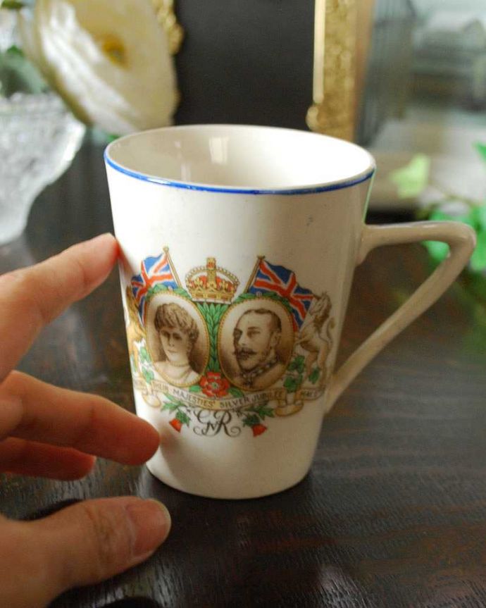 アンティーク 陶磁器の雑貨 アンティーク雑貨 1935年代のコロネーションカップ。メーカーによってデザインもいろいろなのでコレクションを楽しんだり・・・楽しみ方はいろいろ!【 サイズ 】幅10.5×奥行7.2×高さ9.2cm。(m-785-z)