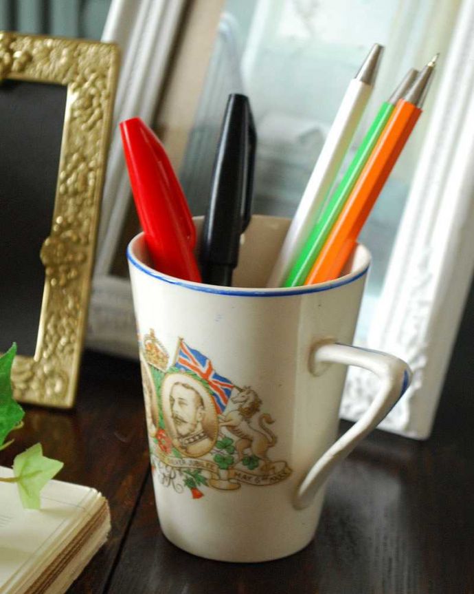 アンティーク 陶磁器の雑貨 アンティーク雑貨 1935年代のコロネーションカップ。アンティークのため、多少の欠け・汚れがある場合がありますが、使用上問題はありませんので、ご了承下さい。(m-785-z)