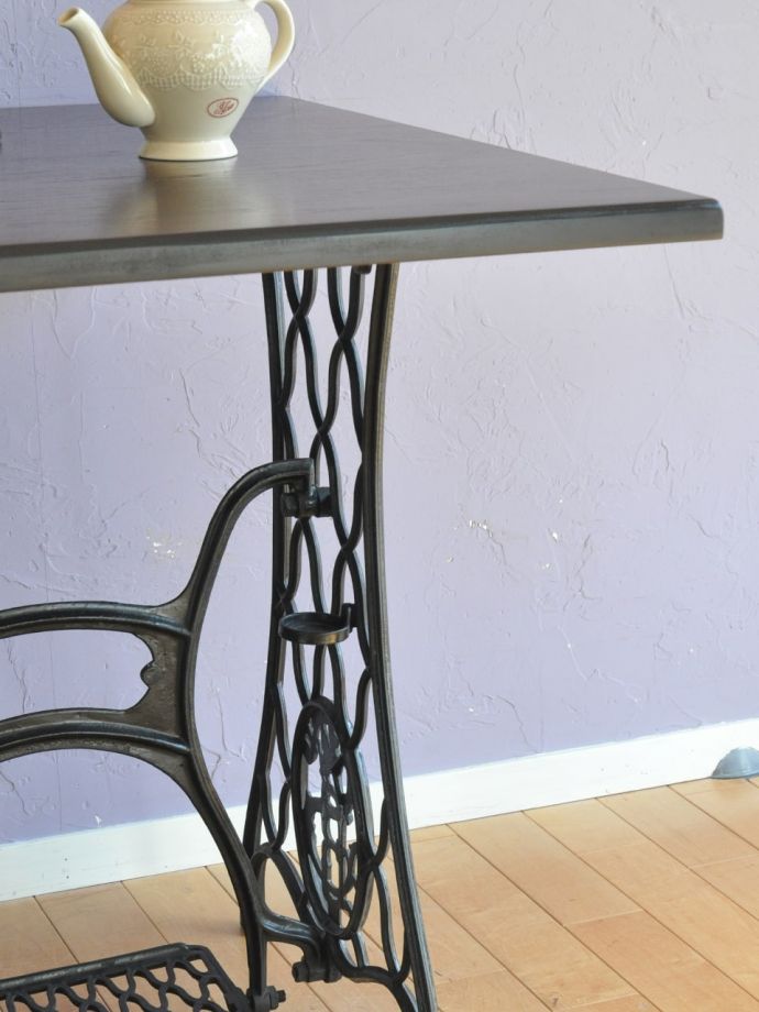 アイアン脚のテーブル