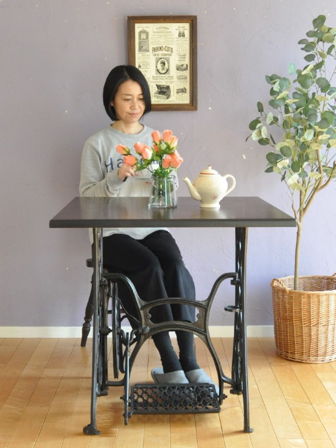 アンティーク家具らしいミシン台