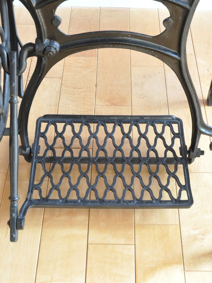 ミシン台の足踏みペダル