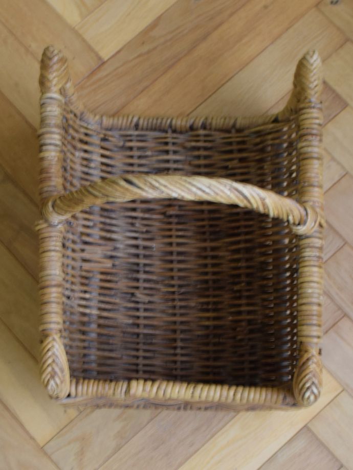 アンティークバスケットの中