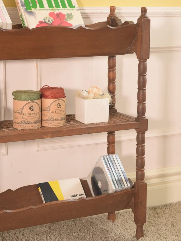 アンティーク家具らしさが漂うオープンシェルフ