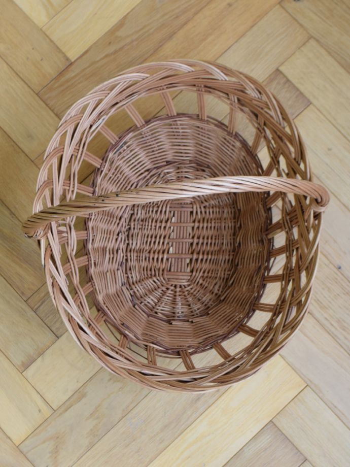 アンティークバスケットの中