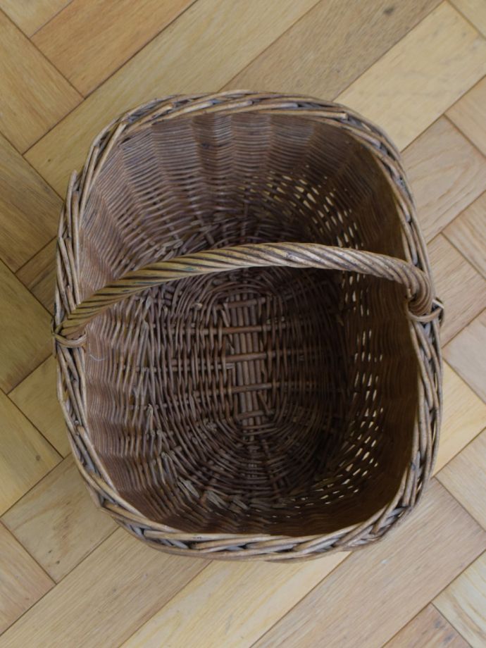 アンティークバスケットの中