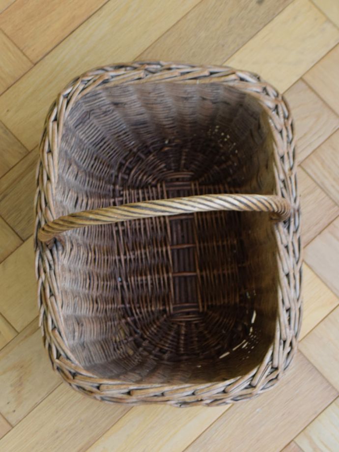 アンティークバスケットの中