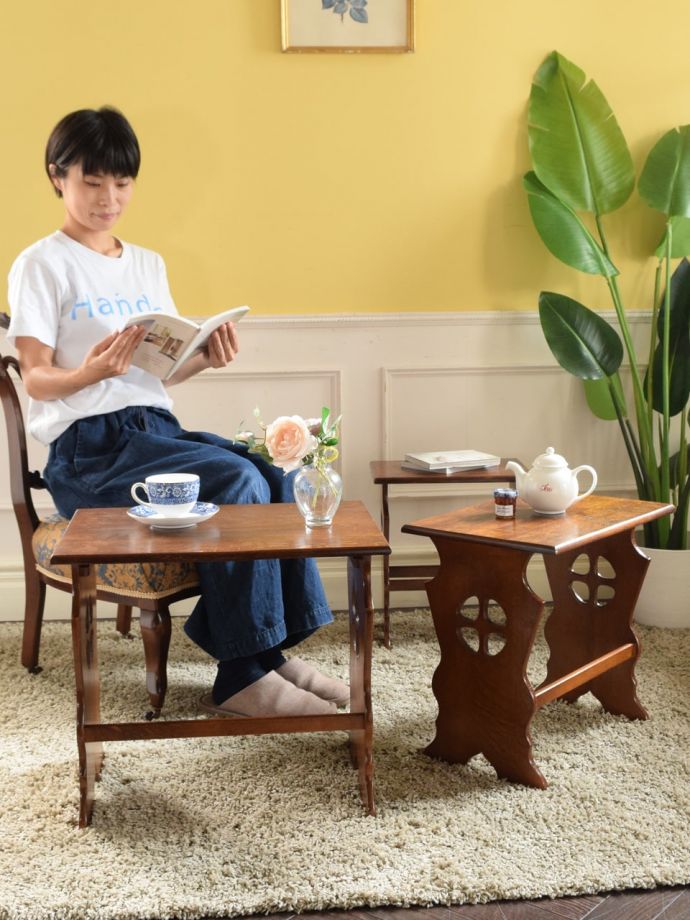 アンティークのネストテーブル