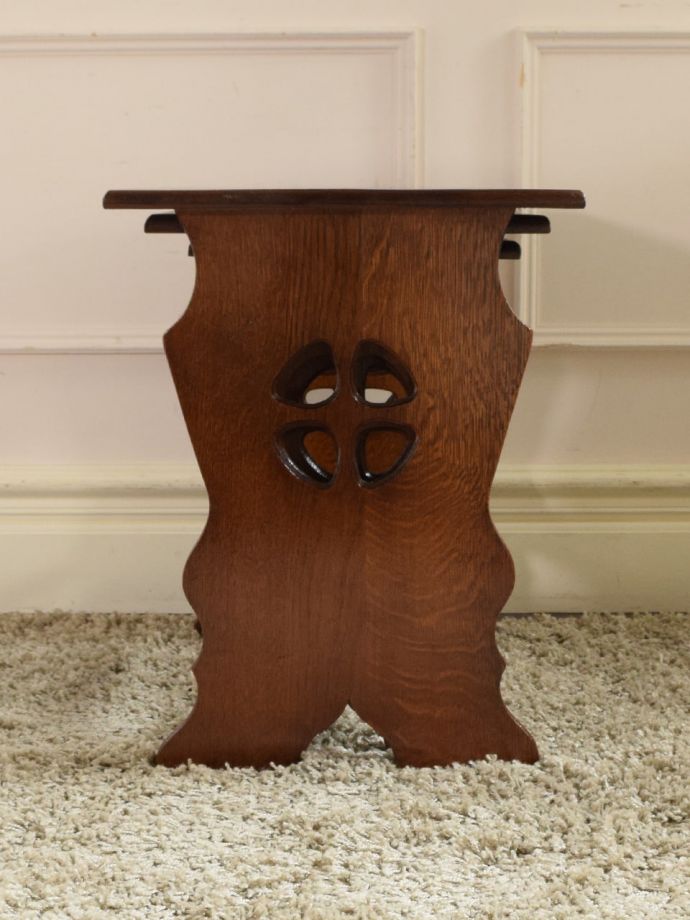 ネストテーブルの横顔