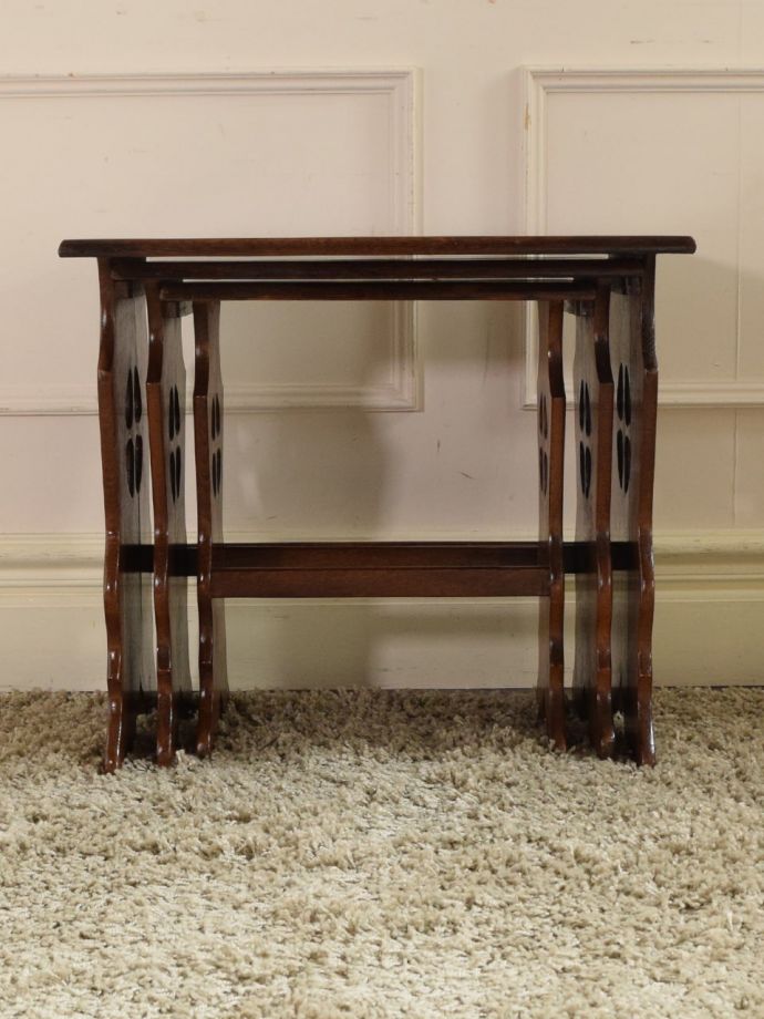 アンティークのネストテーブル