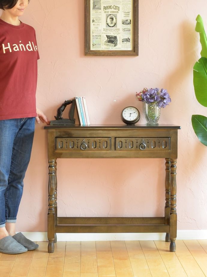 英国アンティークのコンソールテーブル