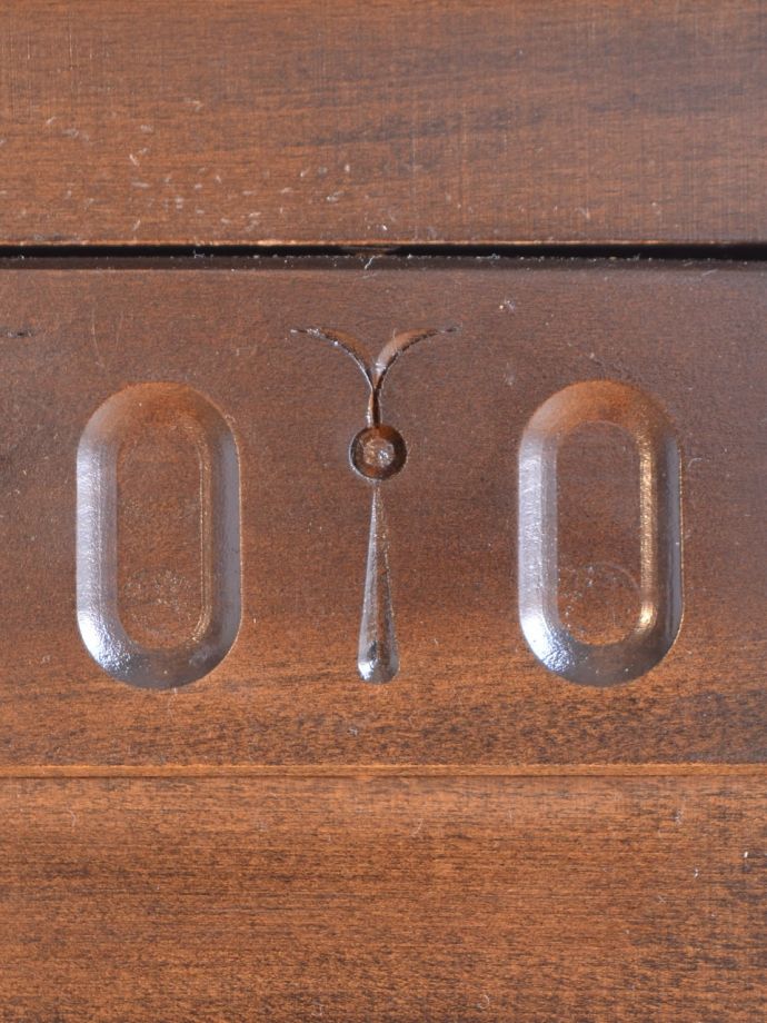 英国アンティーク家具らしい彫