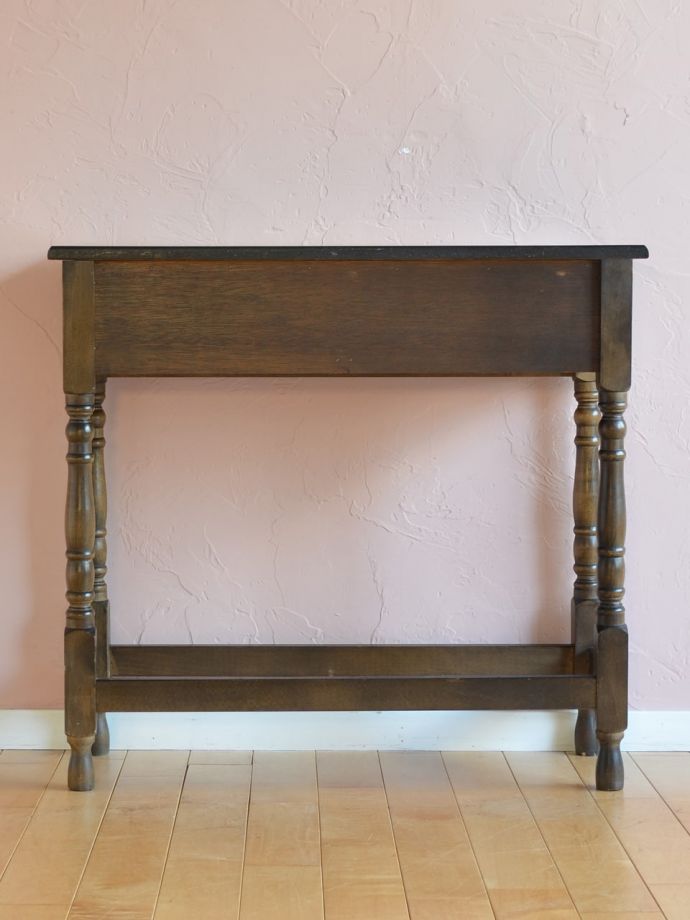 コンソールテーブルの後ろ姿