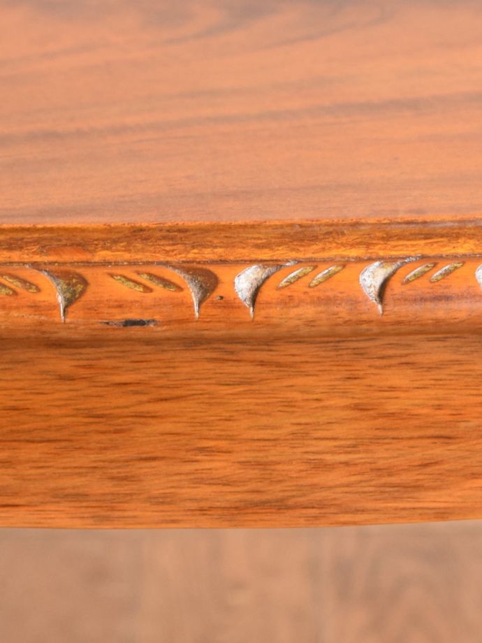 英国アンティーク家具らしい装飾