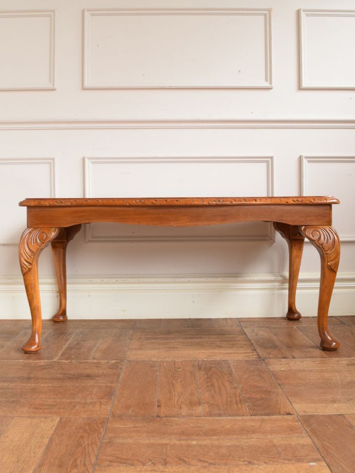 コーヒーテーブルの後ろ姿