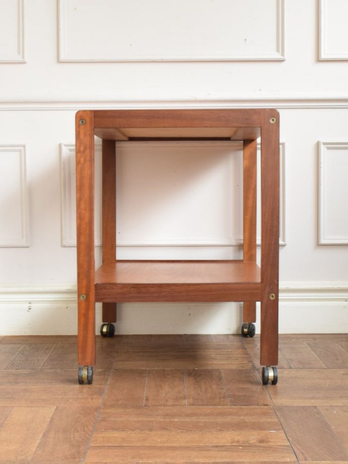 ビンテージワゴンの側面