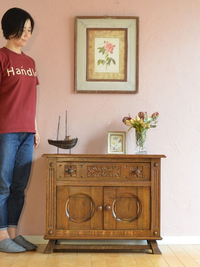 英国アンティークのサイドボード