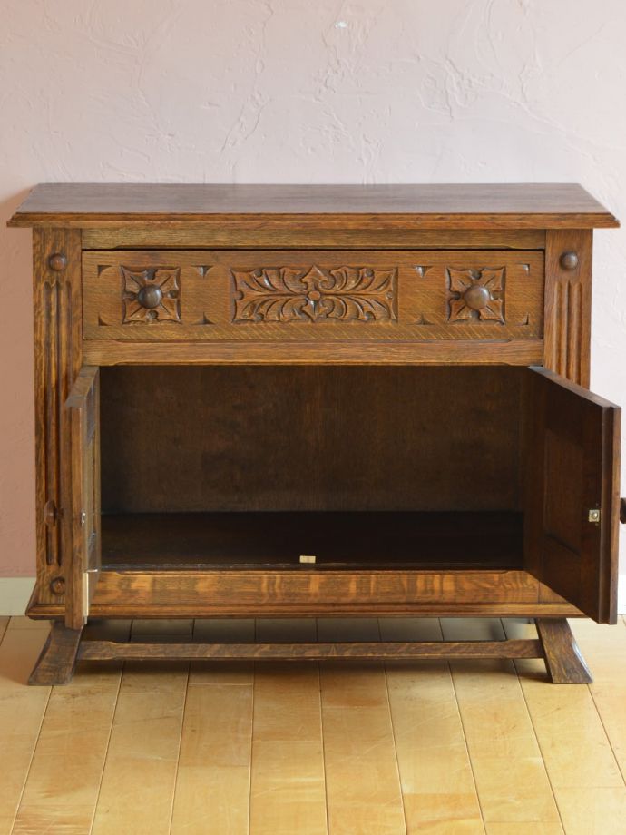 サイドボードの扉の中